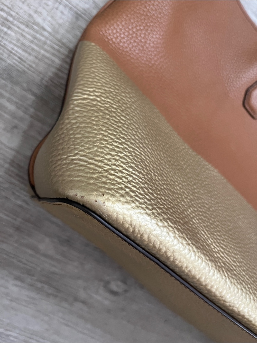 Tory Burch Pebble Leather Classic Tote Bag in Tan & Gold - Picture 5 of 14